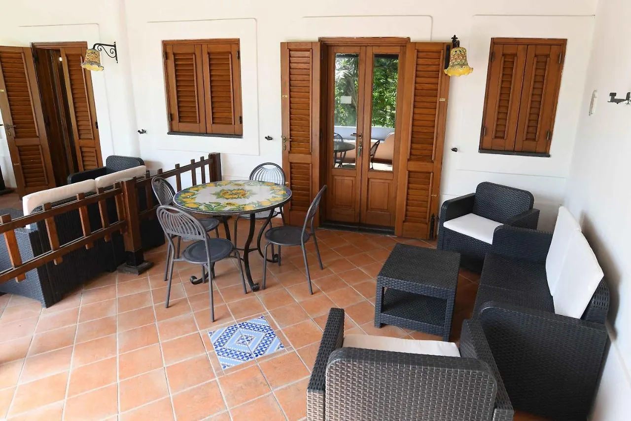 Pedra Residence Στρόμπολι 2*,